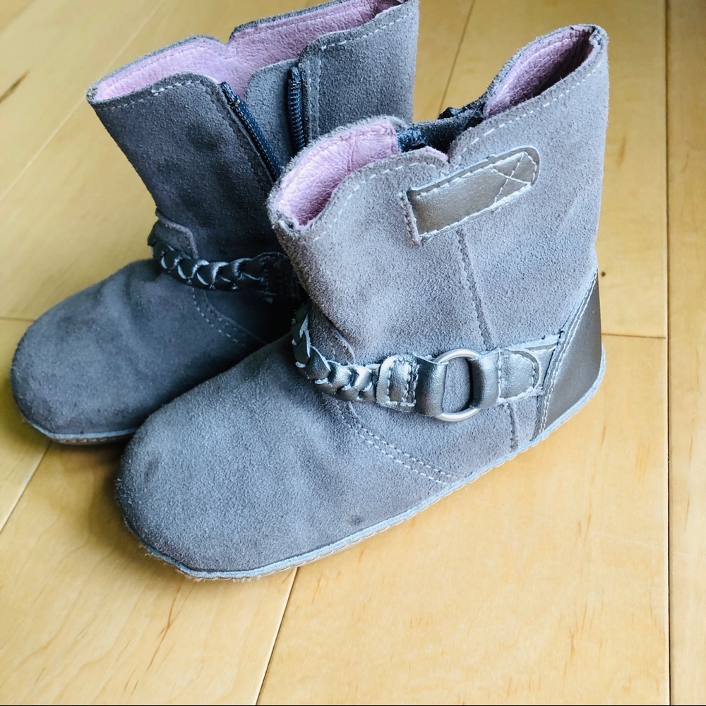 Robeez booties. Sz 6.